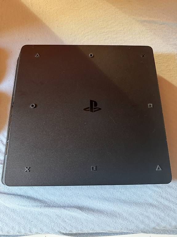 Console: PlayStation 4 avec 2 manettes  – Usato da Charrat venduto da rom_yv9b 1