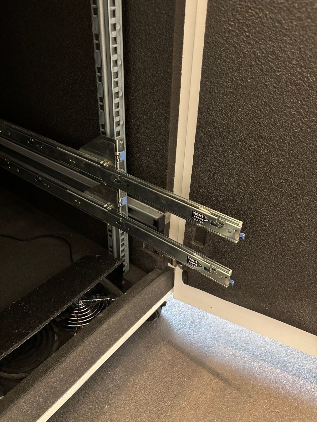 Racks & Ständer: Serverschrank klein, schallgedämmt mit Lüftern – Gebraucht aus Wittenbach von Gnat 3