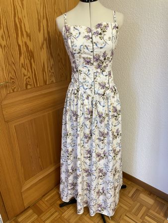Sommerliches Maxikleid mit Blumenmuster, Grösse M
