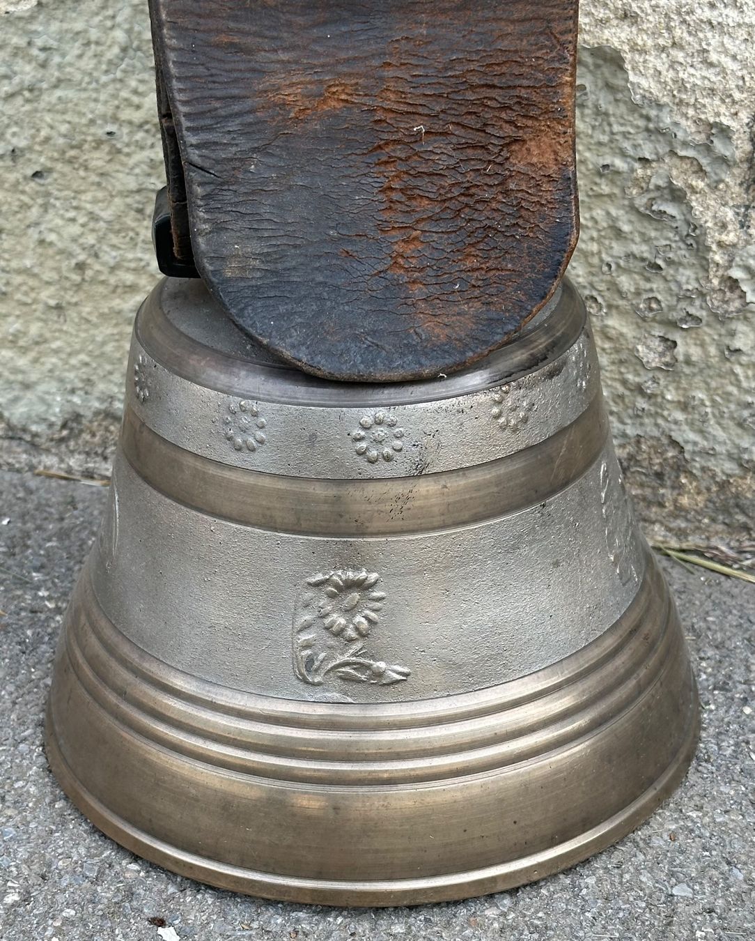 Campanacci mucche: Grosse Glocke mit schönem Laufbär – Usato da Kandergrund venduto da honey-art_and_more 1
