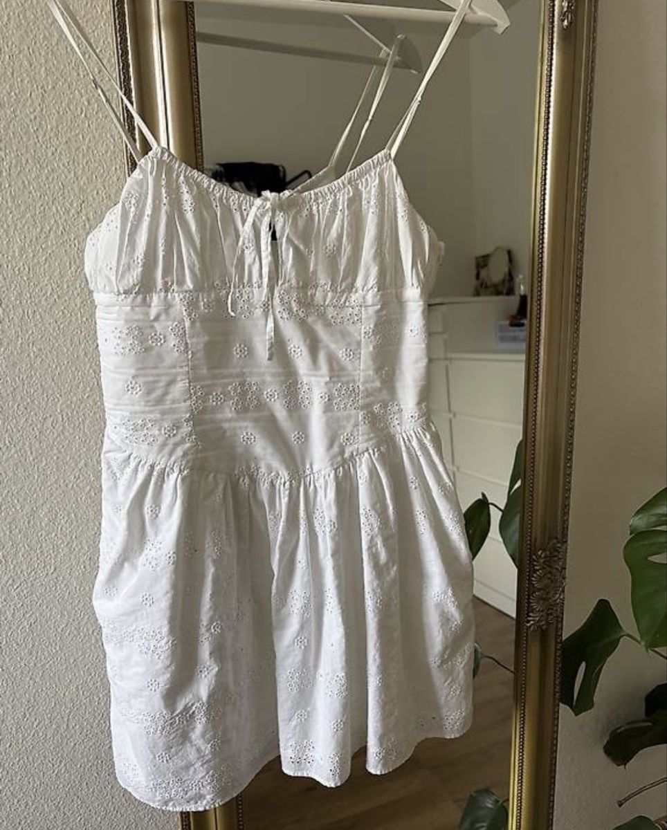 Zara Kleider: Sommerkleid mit Stickereien – Gebraucht aus Luzern von ale_v5qn
