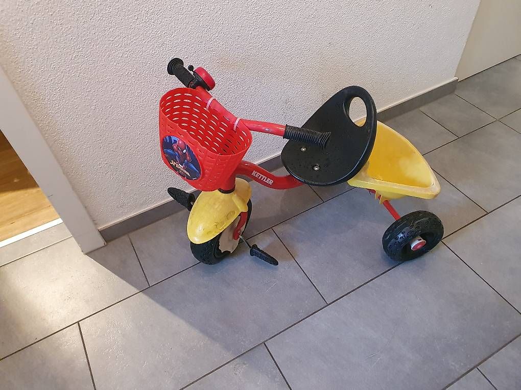 Véhicules pour enfants: Dreirad mit Korb – D'occasion à Grosswangen par Handballfee