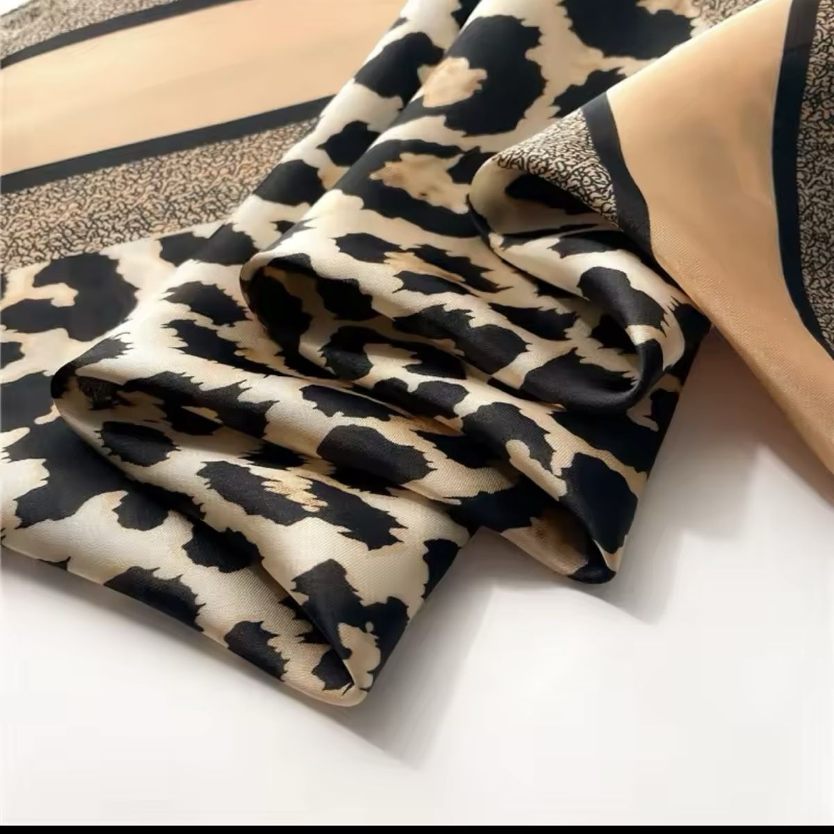 Foulard & Sciarpe: Stylish Leopard Print Satin Scarf 70x70cm – Nuovo e nell'imballaggio originale da Küsnacht ZH venduto da TrendyLuxuryJewelry 1