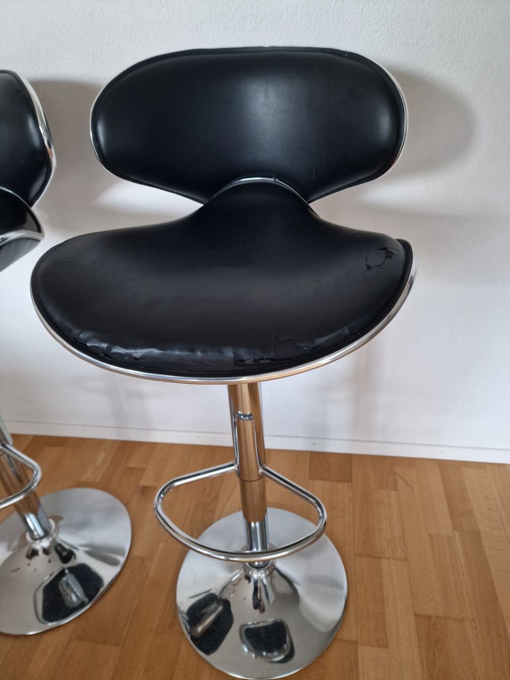 Chaises hautes: 2 Barhocker schwarz mit Chromfuss – D'occasion à Würenlingen par zezy 1