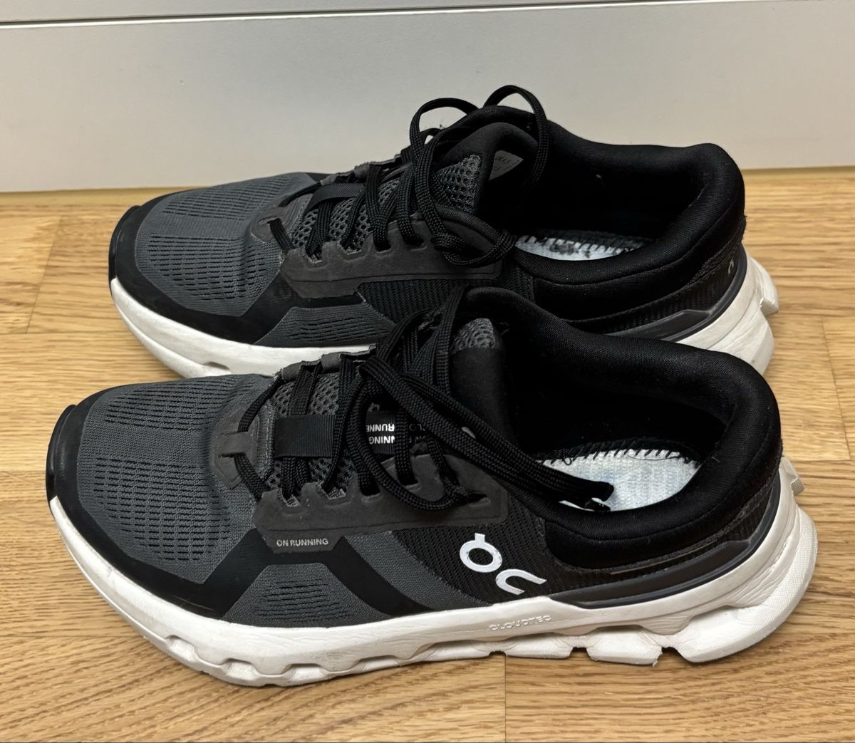 On Scarpe da donna: Damen Laufschuhe On Cloudrunner 2 Eclipse/Black EUR 37.5 – Usato da Siebnen venduto da Niki126 3