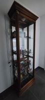 Vitrine aus Massivholz mit Glastüren & Beleuchtung