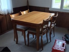 Tisch beidseitig ausziehbar mit 4 Stühle