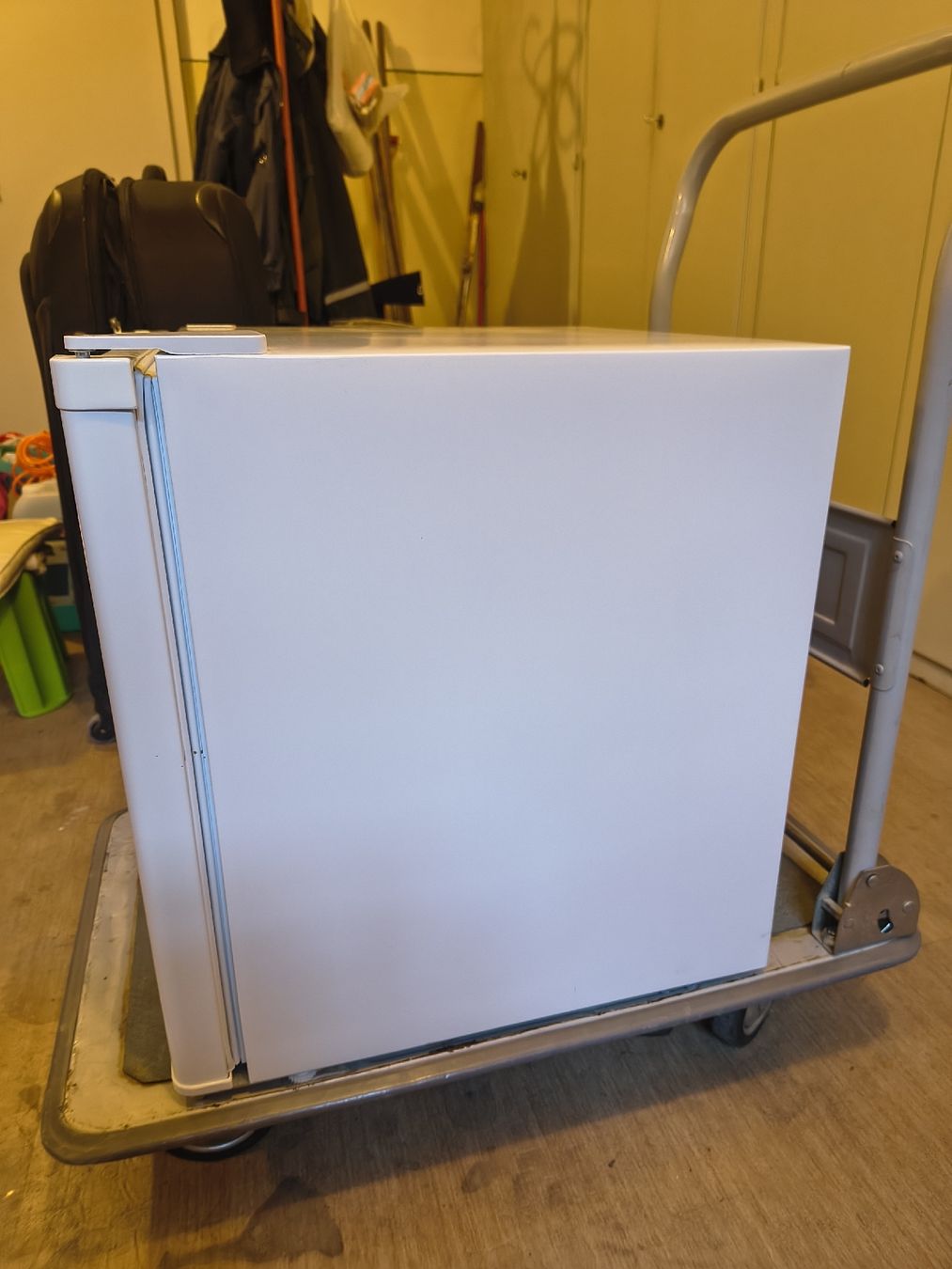 Kühlschrank: Petit Frigo – Gebraucht aus La Chaux-de-Fonds von ZahidC 1