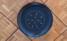 Grand plat de présentation rond noir/Große runde Servierplat