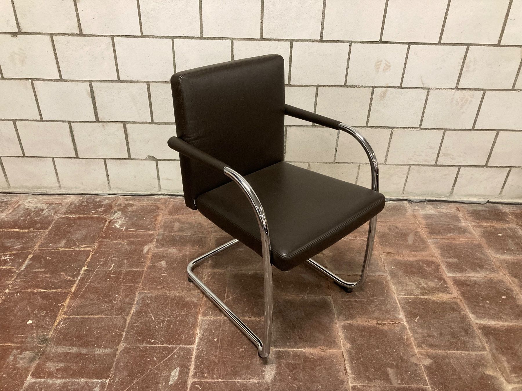 Vitra Stühle: Vitra Visasoft Freischwinger, Leder dunkelbraun – Gebraucht aus Bern von Solid 1