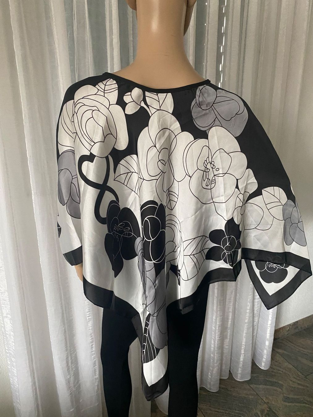 Camicette: edler/stylischer Blusen-Poncho,Silk-Feeling,1 Size – Nuovo e nell'imballaggio originale da Winkel venduto da ferrari2022 5