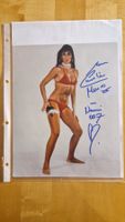 Caroline Munro (James Bond), Original Autogramm auf Foto
