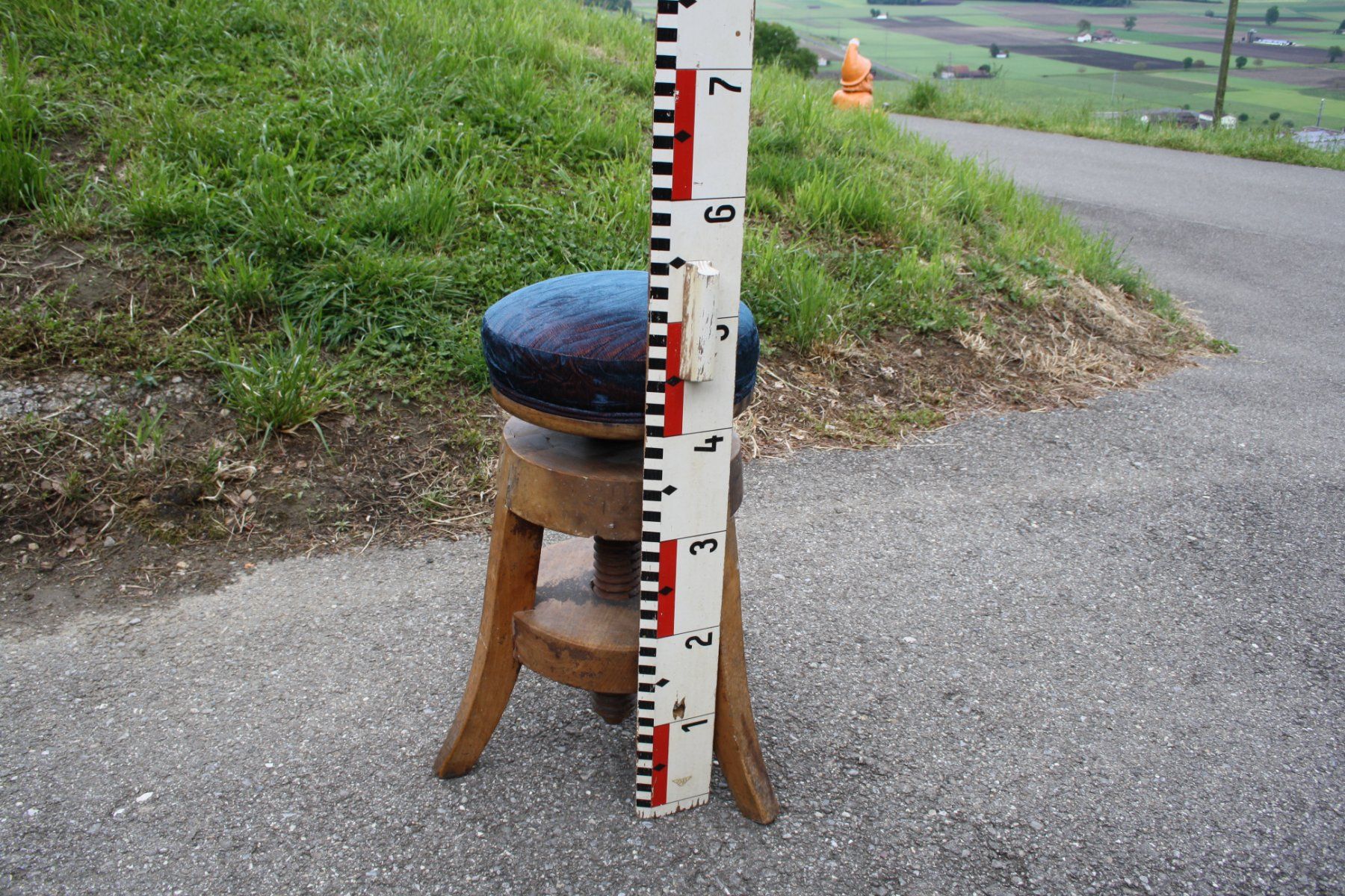 Hocker: DREHHOCKER HOCKER HOLZ ANTIK MIT HOLZGEWINDE – Gebraucht aus Wauwil von Pneuedy 8
