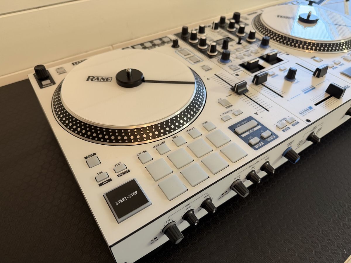 Rane Console di mixaggio: Rane One MK2 DJ Controller + Weisse Discs + Kuttin Donuts – Usato da Thayngen venduto da Karbonara 2