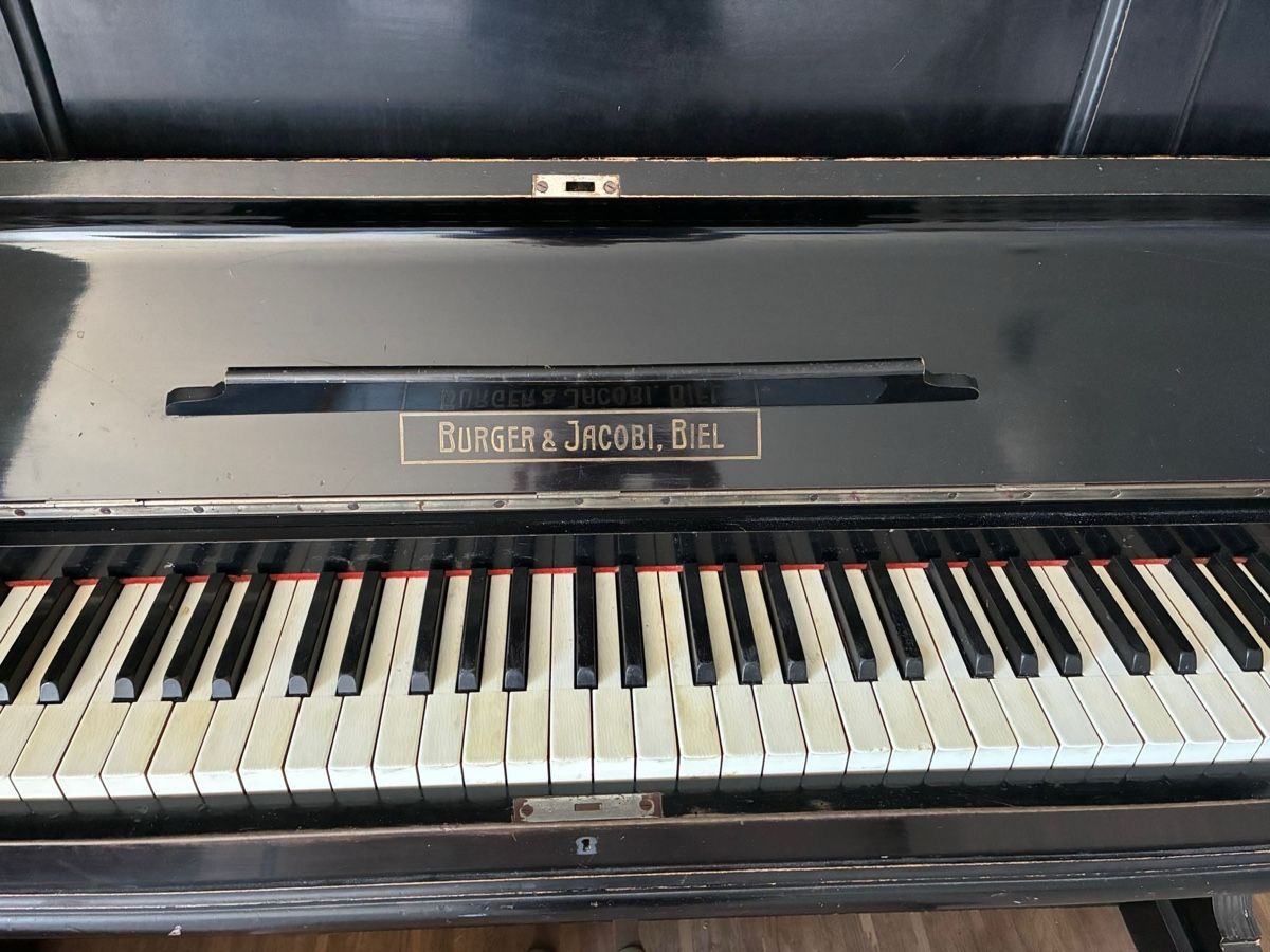 Strumenti musicali: Klassisches Burger & Jacobi Klavier – Usato da Bözen venduto da solene1999
