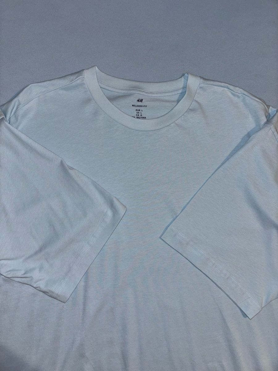 H&M T-shirt: T-shirt H&M bleu clair – Nuovo e nell'imballaggio originale da Chêne-Bougeries venduto da sor_9rzp 1
