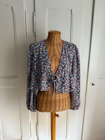 FASHION UNION - Bluse hellblau geblümt 34