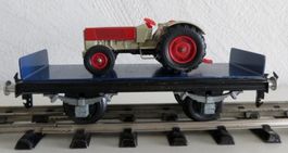 Buco 0:  Flachwagen mit  SIKU-Traktor für Zirkus Knie-Zug