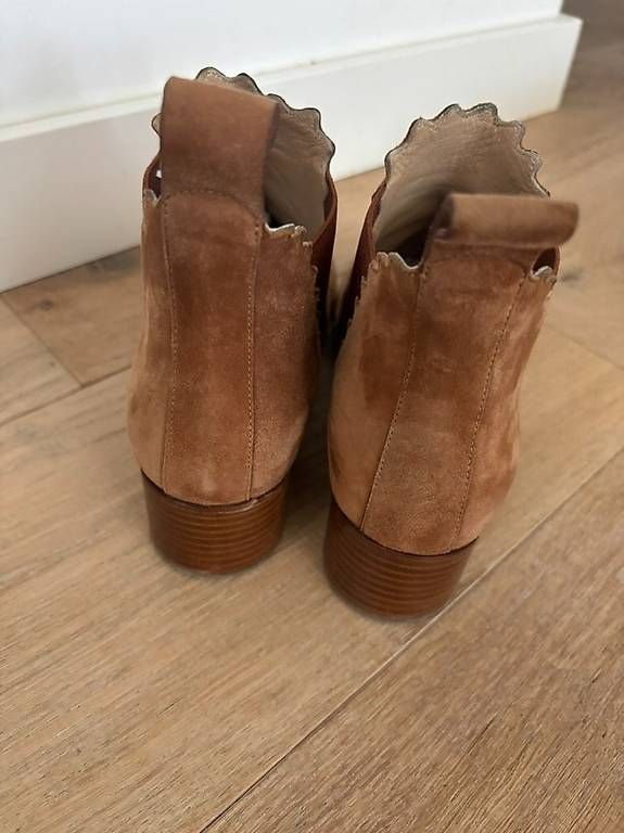 Scarpe da donna: Bottines marque Chloé en daim camel  Taille 36,5 – Usato da Vandoeuvres venduto da brunschwick 3