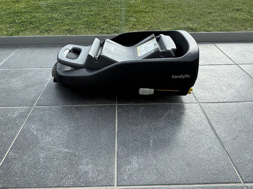 Seggiolini per auto: Maxi Cosi mit Basis Station – Usato da Schlatt TG venduto da peeedi 3