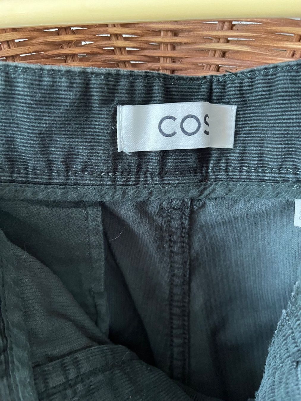 Cos Pantaloni: COS Feincord Hose Gr. 38 – Usato da Utzenstorf venduto da Ismaele 1