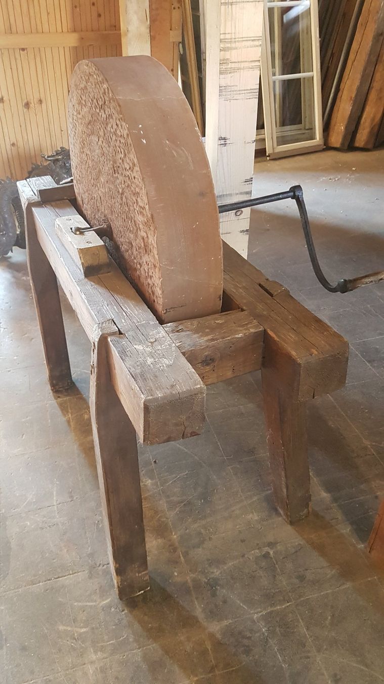 Schleifen & Polieren: Schleifstein mit Holzgestell – Gebraucht aus Wangen a.Aare von spd01 1