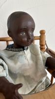 Uralte schwarze Puppe aus Ton, ähnlich Sasha Baby