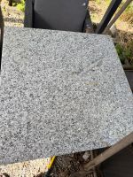Massiver Granittisch mit Metalfuss. Grösse 80 x 80 cm.