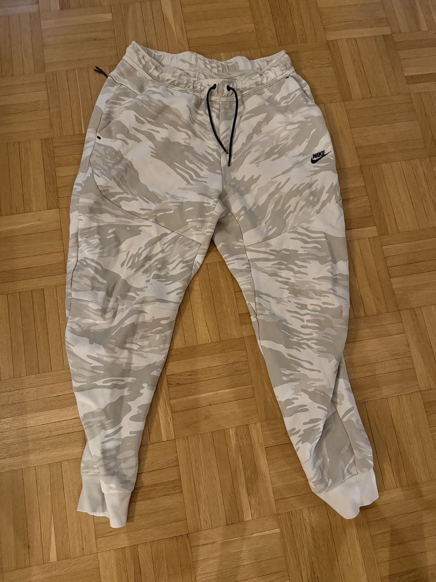 Hosen: Nike Tech Fleece Hose Herren Grösse M hellgrau getarnt – Gebraucht aus Basel von max_92wh 1