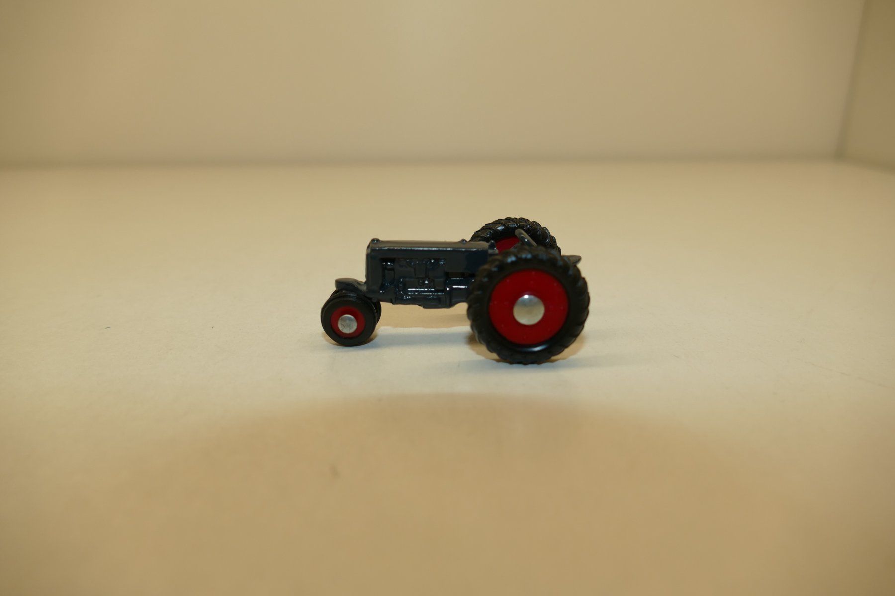 Kit di modellismo & Modellini statici: ERTL Metallmodel: Traktor grau – Nuovo (secondo la descrizione) da Niederhasli venduto da rail-duerst 1