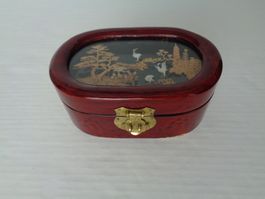 China Schmuckdose mit Korkschnitzerei hinter Glas