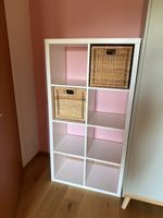 IKEA Kallax Regal weiss 4x2 Faecher mit zwei Koerben
