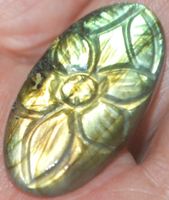 Cabochon L-1391 – Flash Labradorit mit Blume – 31x16mm