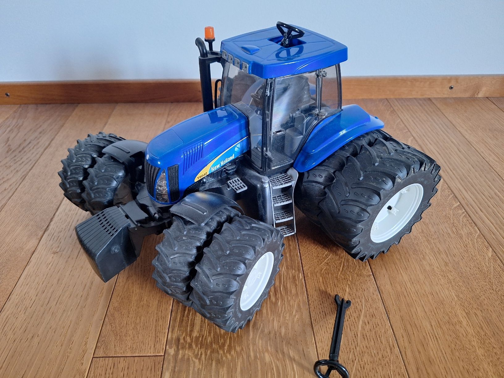 New Holland Trattori: Bruder Traktor New Holland – Usato da Affeltrangen venduto da Salz-Pfeffer