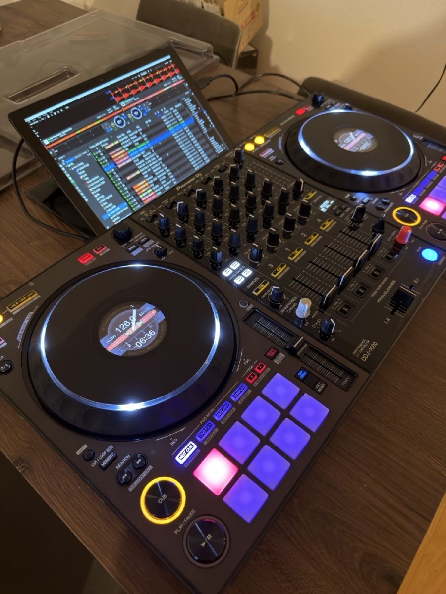Pioneer Console di mixaggio: Pioneer DDJ-1000  DJ controller + DeckSaver – Nuovo (secondo la descrizione) da Zürich venduto da Rocola26 1