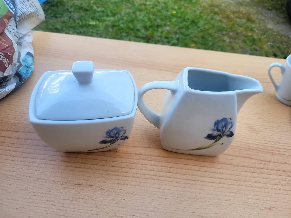 Set di piatti: Geschirrset Mit Schwertlilien Motiv  – Usato da Benken ZH venduto da kel_jr7d