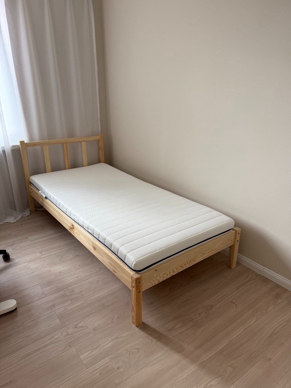 Betten: Holzbettgestell mit Matratze – Neu (gemäss Beschreibung) aus Schaffhausen von FamilieBerg