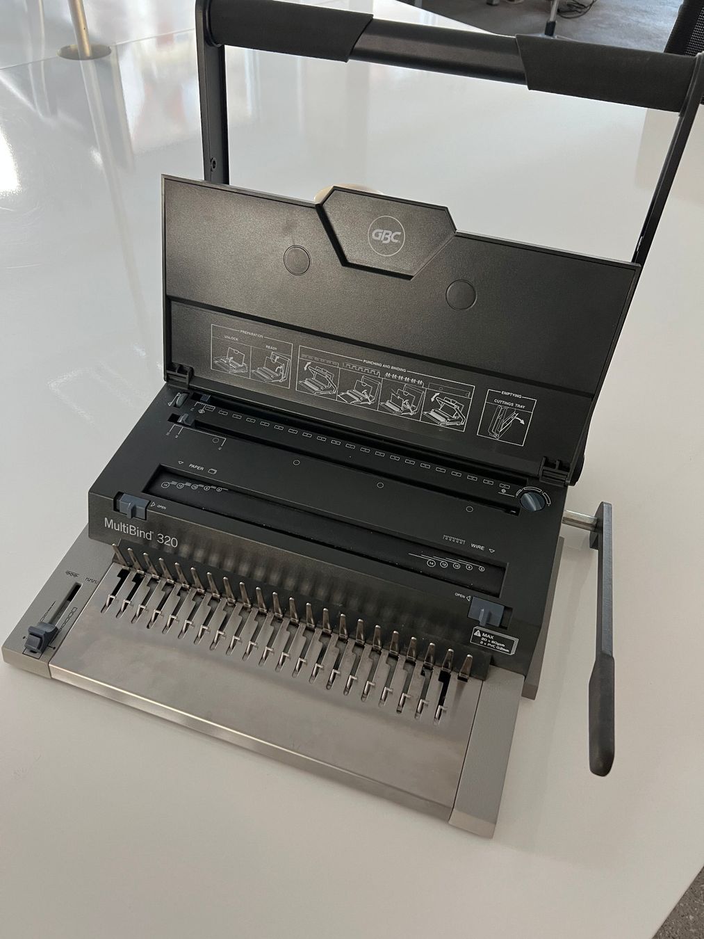 Bindegeräte: GBC Bindemaschine MultiBind 320 – Gebraucht aus Zürich von derboris