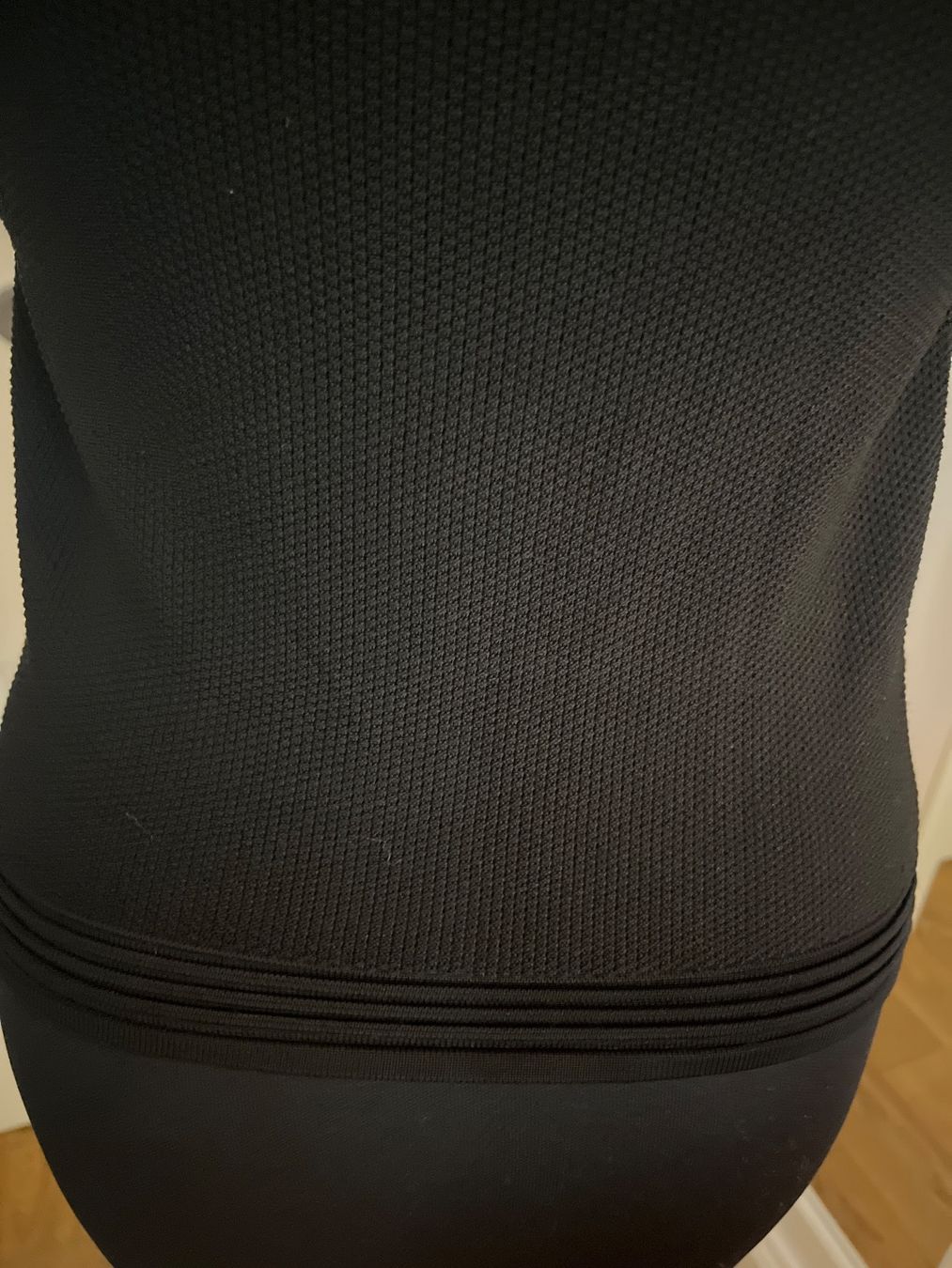 Sandro Blusen, T-Shirts & Tops: Black top  Sandro round neck – Gebraucht aus Rüschlikon von ant_5v7g 4