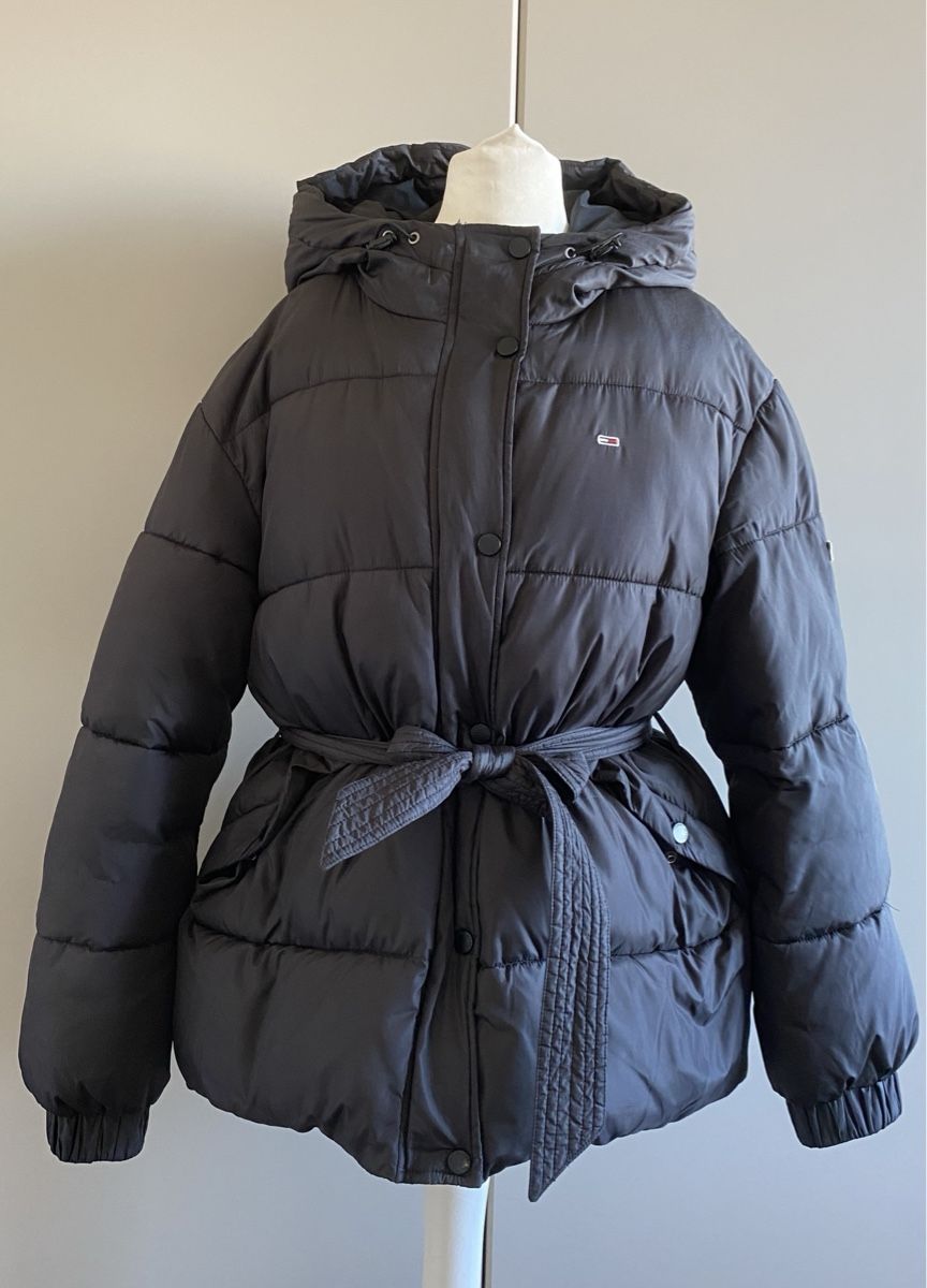Tommy Hilfiger Jacken: Tommy Jeans Daunenjacke schwarz Gr. S – Gebraucht aus Münchenstein von Luvaani