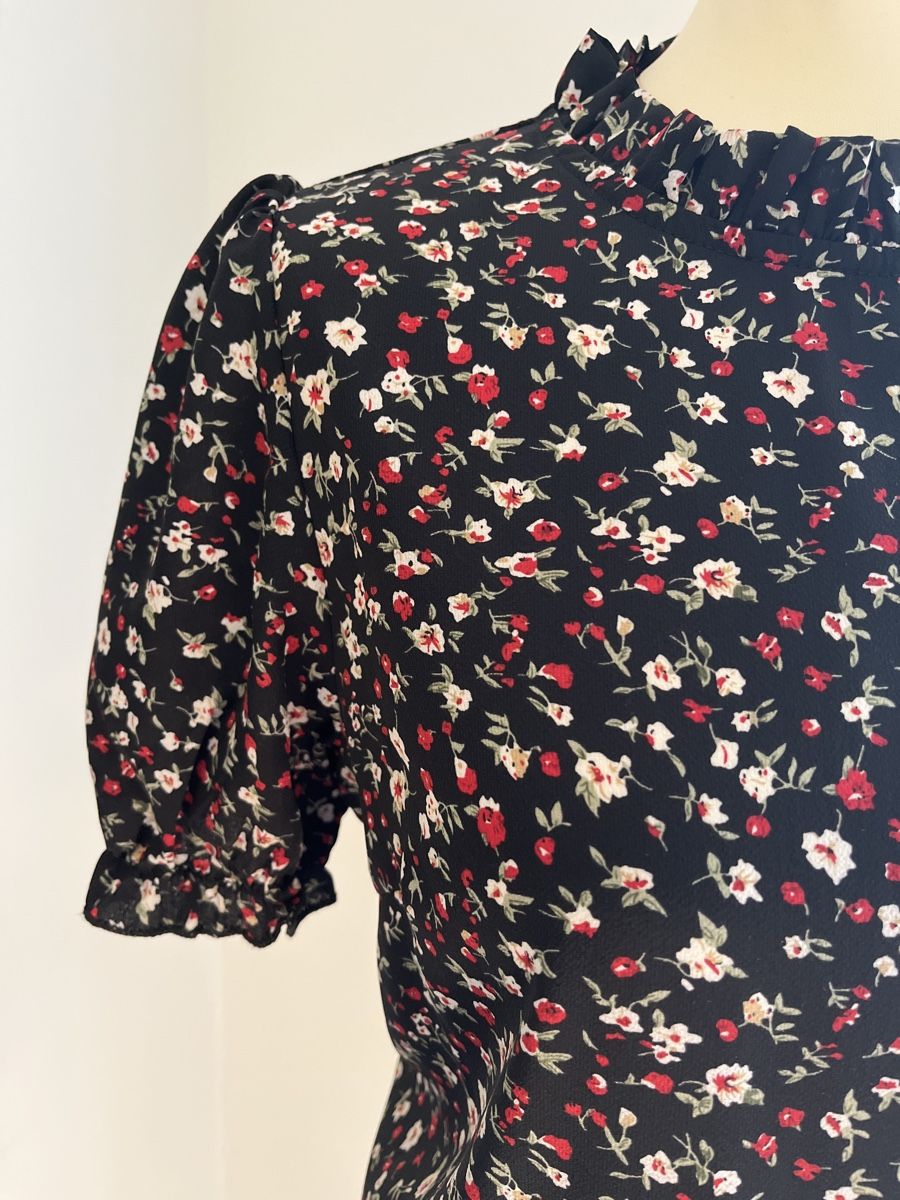 Shein Camicette: Blüsli mit Blumenmuster und Stehkragen – Nuovo (secondo la descrizione) da Killwangen venduto da 2001wein 1