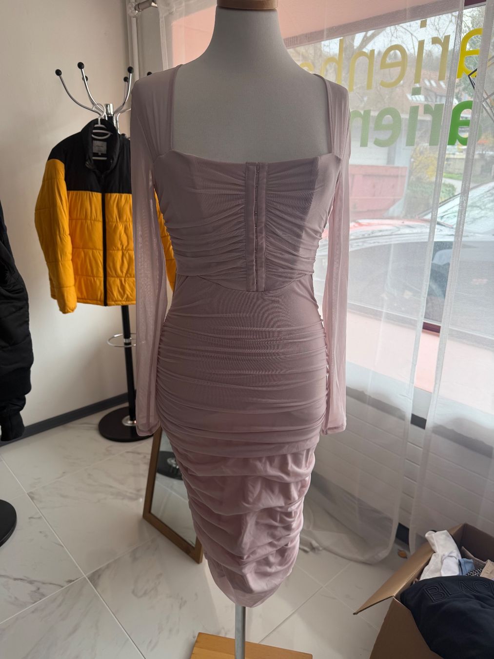 Guess Vestiti: NEUES GUESS MIDIKLEID ROSA GRÖSSE M – Nuovo (secondo la descrizione) da Arch venduto da ellaisa84 2