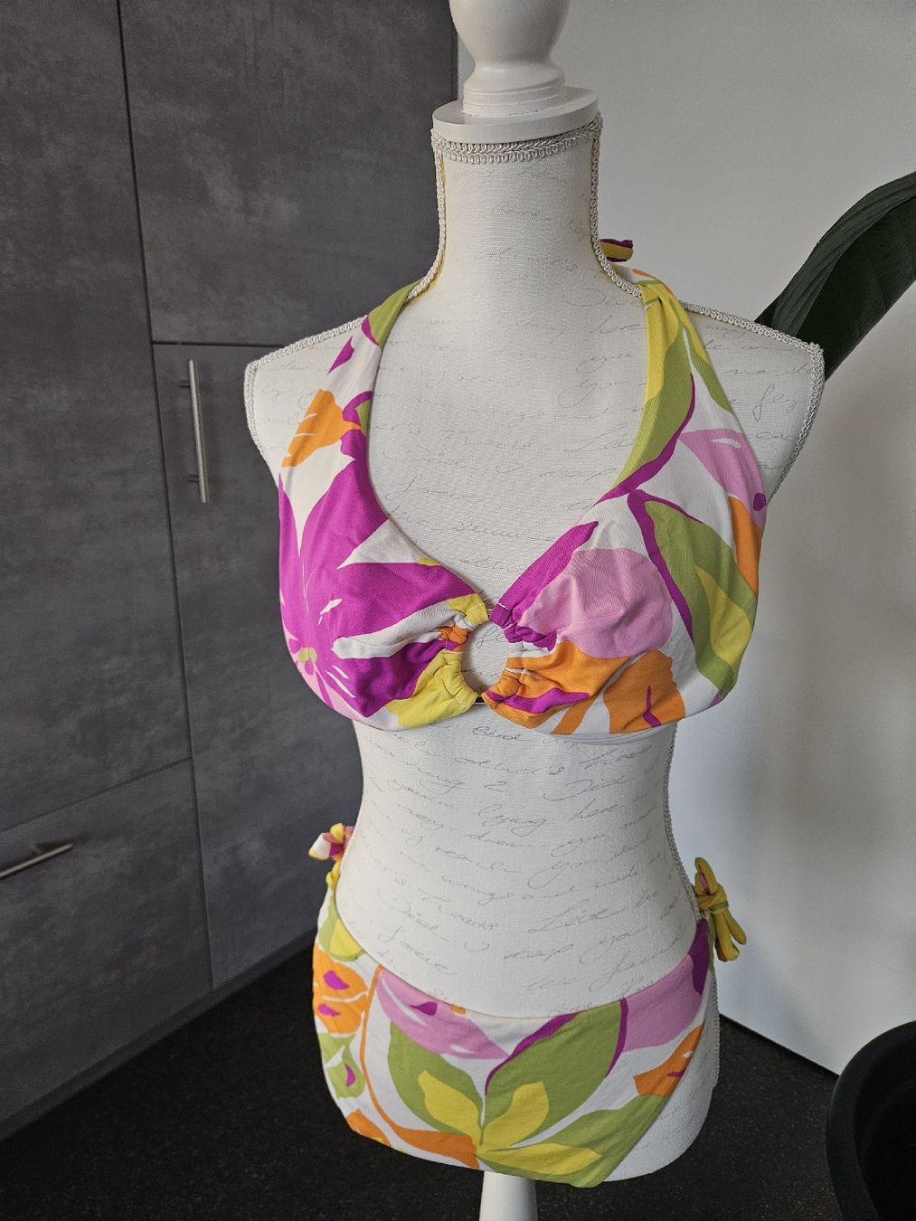 Badekleider & Bikinis: Damen Bikini bunt mit Blumenmuster  – Neu (gemäss Beschreibung) aus Anwil von moosmat