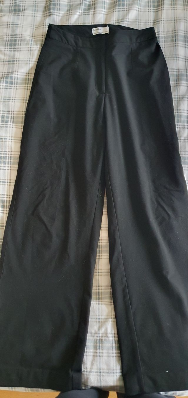 Bershka Pantaloni: Bershka Schwarze Stoffhose - Gr. 38 – Usato da Bern venduto da fede736