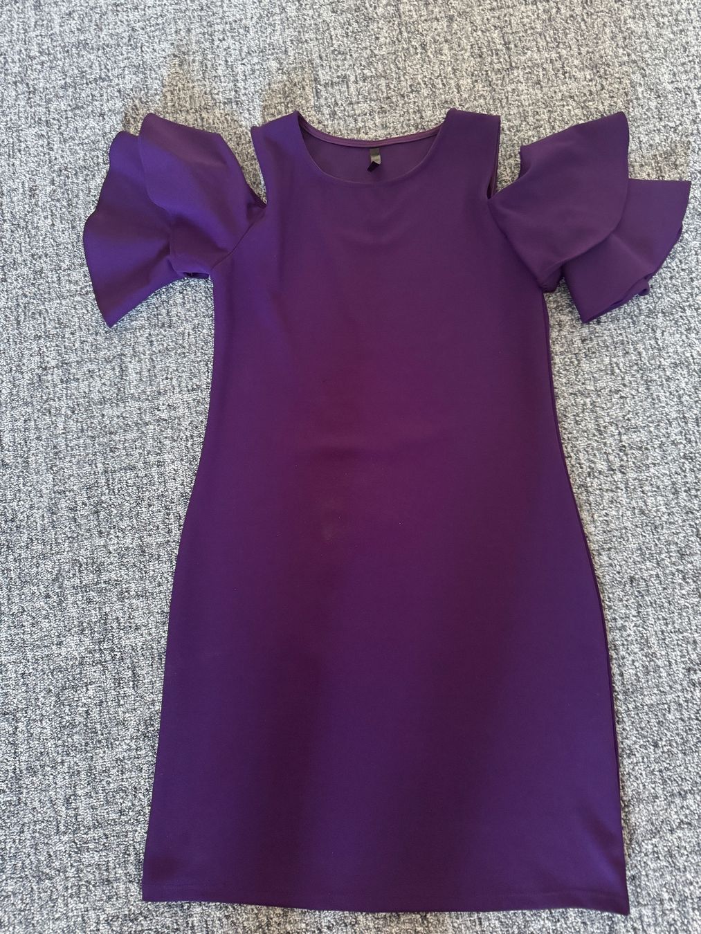 Vestiti: Robe violette élégante avec épaules dénudées – Nuovo (secondo la descrizione) da Avry-sur-Matran venduto da Anarda