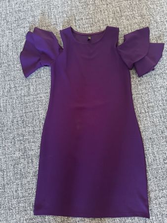 Robe violette élégante avec épaules dénudées