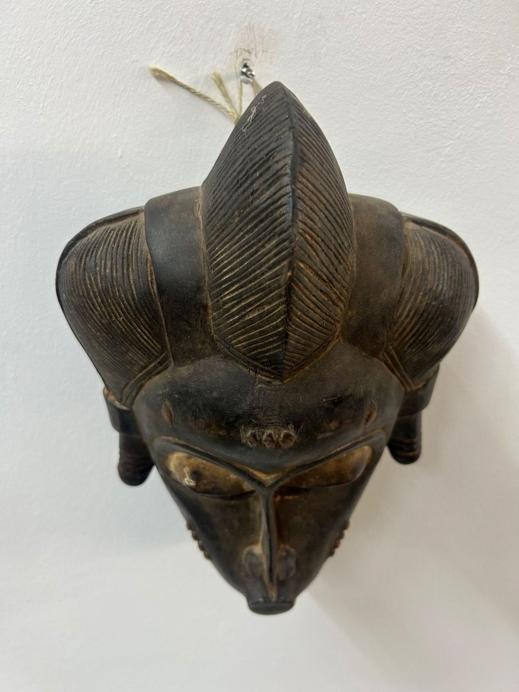 Internationale Kunst: antike traditionelle afrikanische Holz-Maske Alter unbekannt – Gebraucht aus Zürich von Levelart 2