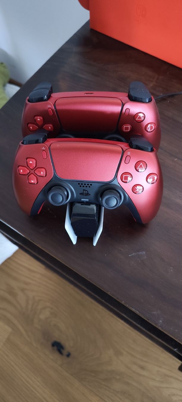 Sony Controller: 2 Stk. PS5 Controller inkl. Ladestation  – Usato da Hüniken venduto da Satoshi.Nakamoto