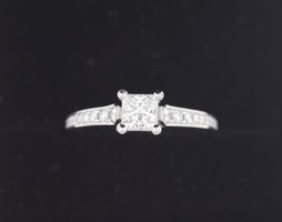 Brillant-Solitär Princess Cut Ring mit GIA Zertifikat 6050.-