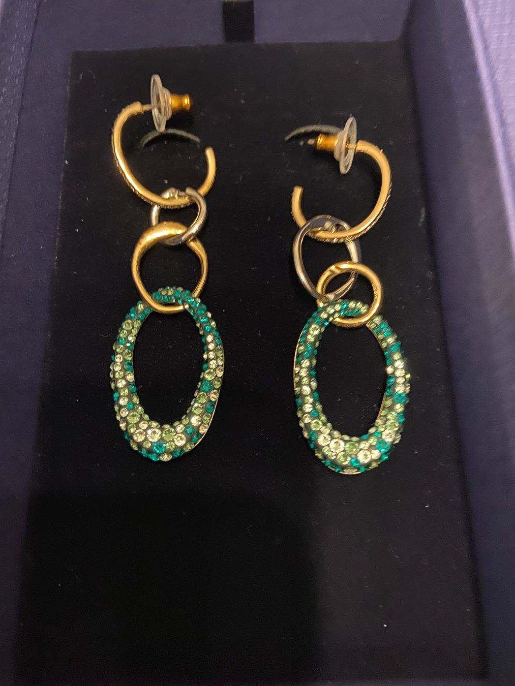Swarovski Orecchini pendenti & Orecchini a lobo: B. d'oreilles Swarovski, dorée et verte – Nuovo e nell'imballaggio originale da Plan les Ouates venduto da didi911